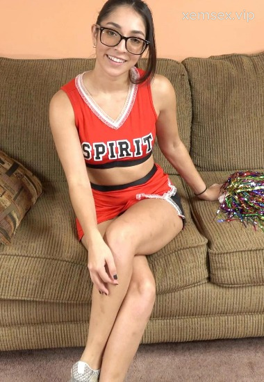 Cô nàng cheerleader nghịch ngợm và màn bắn tinh ấn tượng