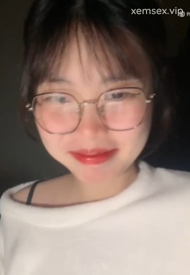 Em gái kính cận và tuyệt chiêu livestream