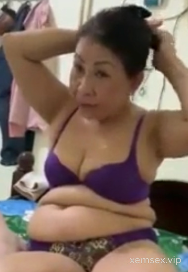 Gái máy bay hồi xuân cùng tình trẻ